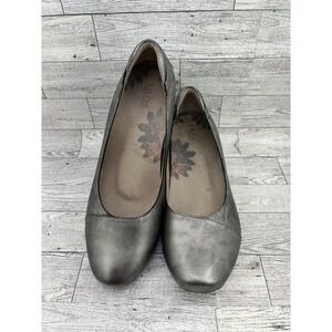 Taos Debut Pewter Metallic Leather Low Block Heel Pumps Womens 8 DEB-13600